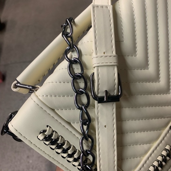 Chevron Quilted Detail with Buckle Closure Chain Strap Shoulder Bag in White - Picture 3 of 9